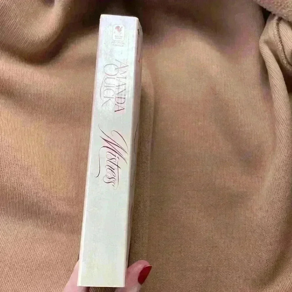 Amanda Quick Mistress - Picture 3 of 5